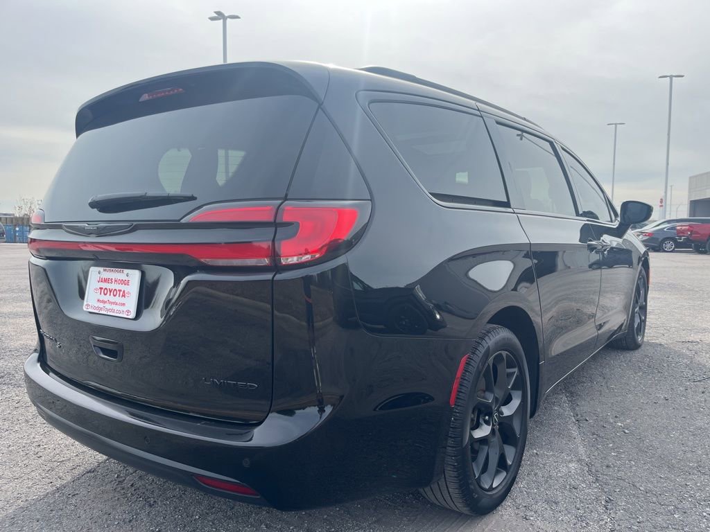 Used 2025 Chrysler Pacifica Limited image 5