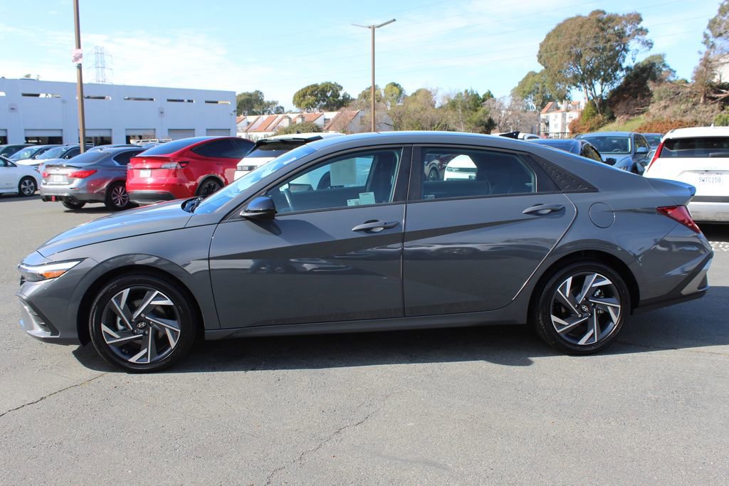 Used 2025 Hyundai Elantra SEL image 2