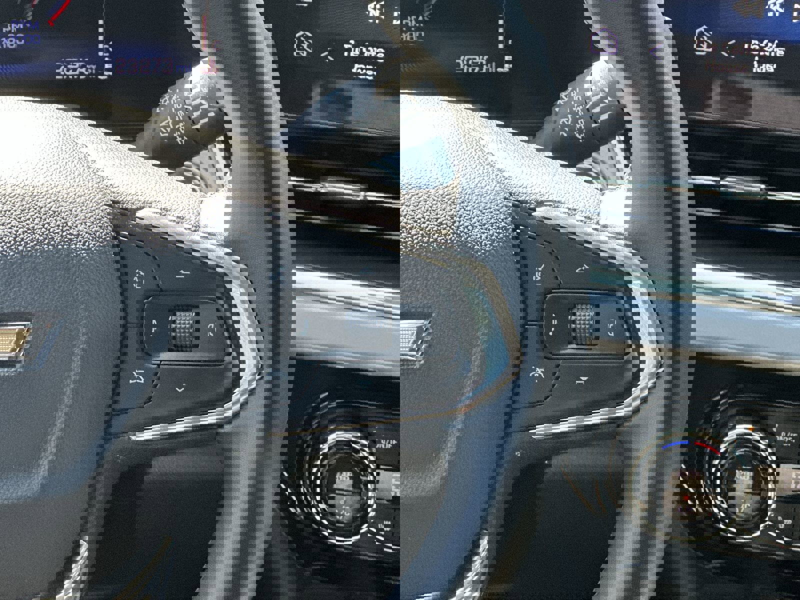 Used 2025 Chevrolet Trax LT w/ LT Convenience Package image 21