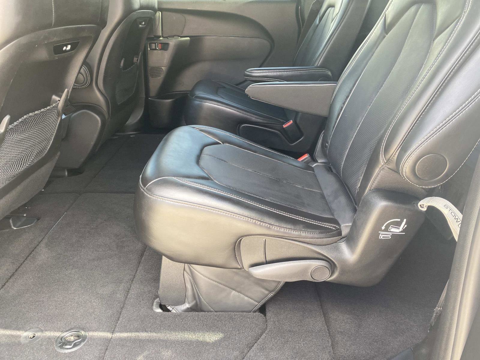 Certified 2025 Chrysler Pacifica Select FWD image 17