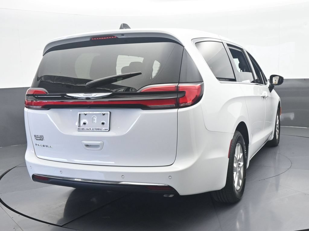 Used 2025 Chrysler Pacifica Select FWD image 5