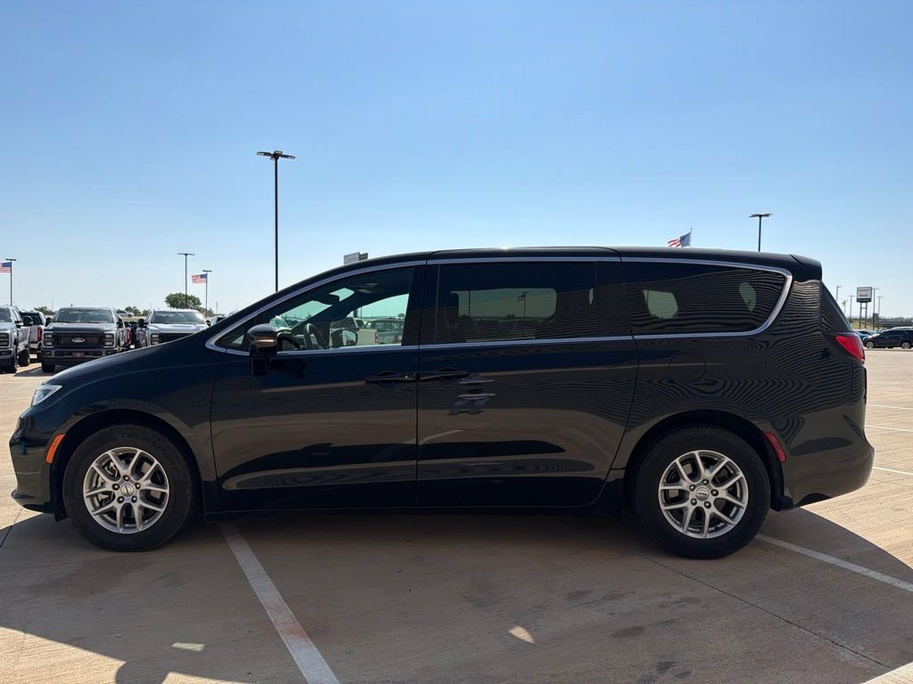 Used 2025 Chrysler Pacifica Select FWD image 6