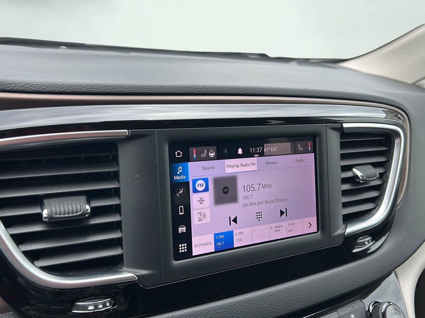 Used 2022 Chrysler Voyager LX FWD image 19