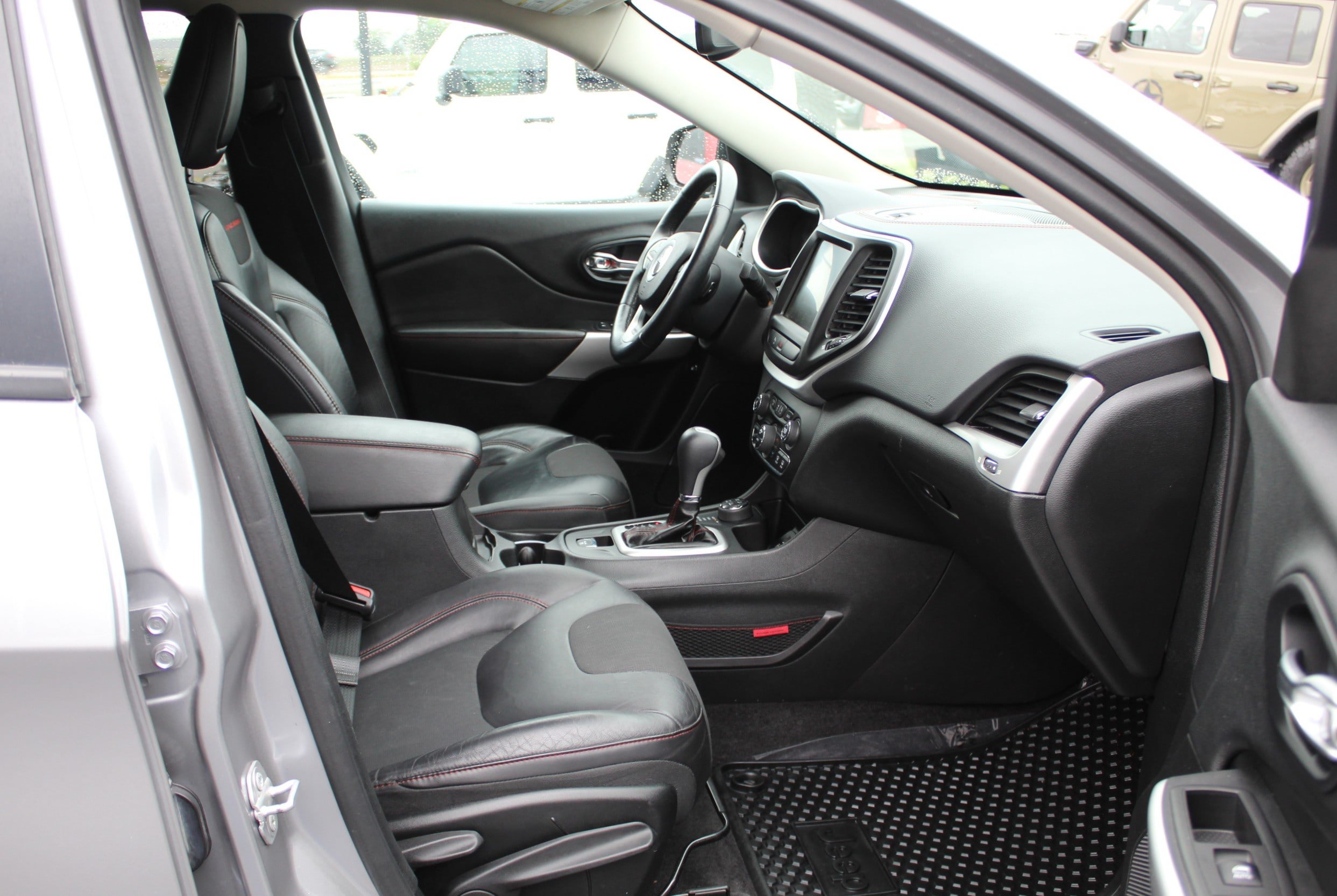 Used 2018 Jeep Cherokee Trailhawk w/ Comfort/Convenience Group AWD/4WD image 21