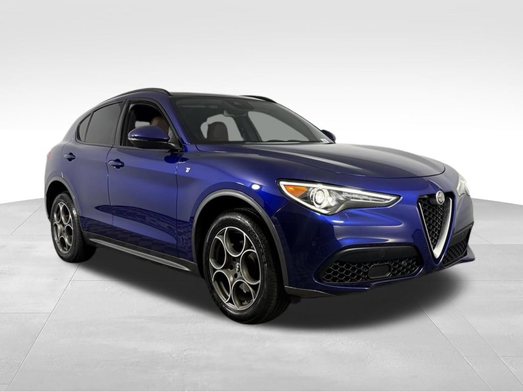 Used 2023 Alfa Romeo Stelvio Ti AWD/4WD image 3