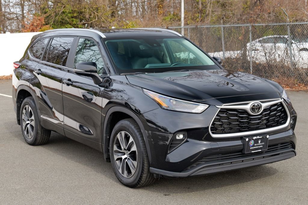 Used 2023 Toyota Highlander XLE AWD/4WD image 9