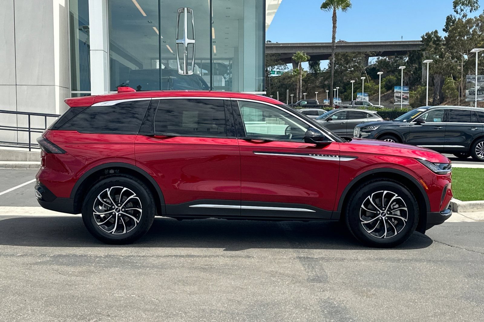 New 2026 Lincoln Nautilus Premier AWD/4WD image 2