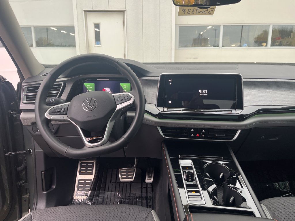 Used 2024 Volkswagen Atlas Peak Edition SE AWD/4WD image 15