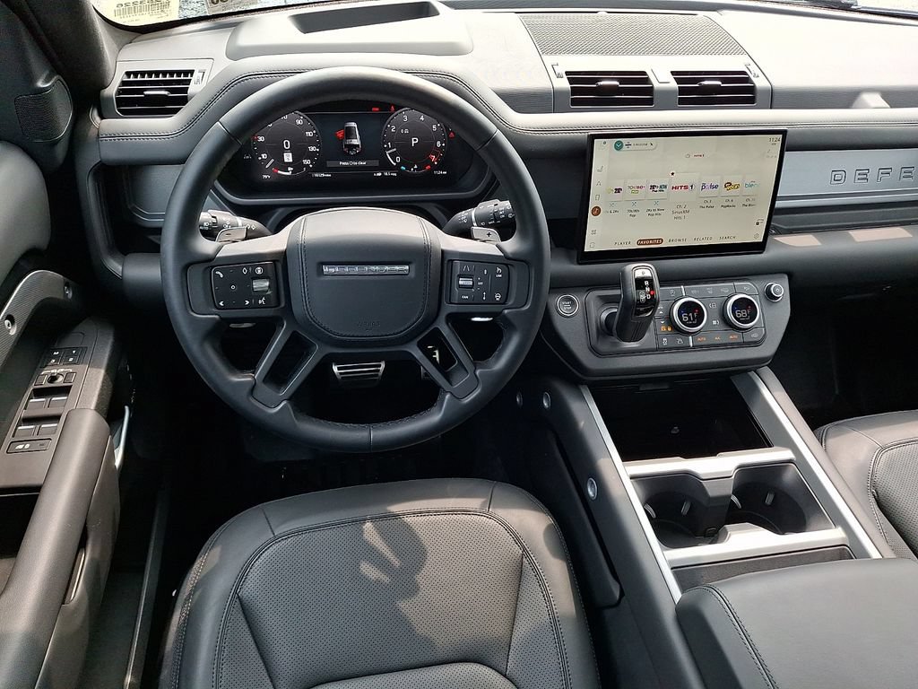 Used 2025 Land Rover Defender 130 V8 AWD/4WD image 2