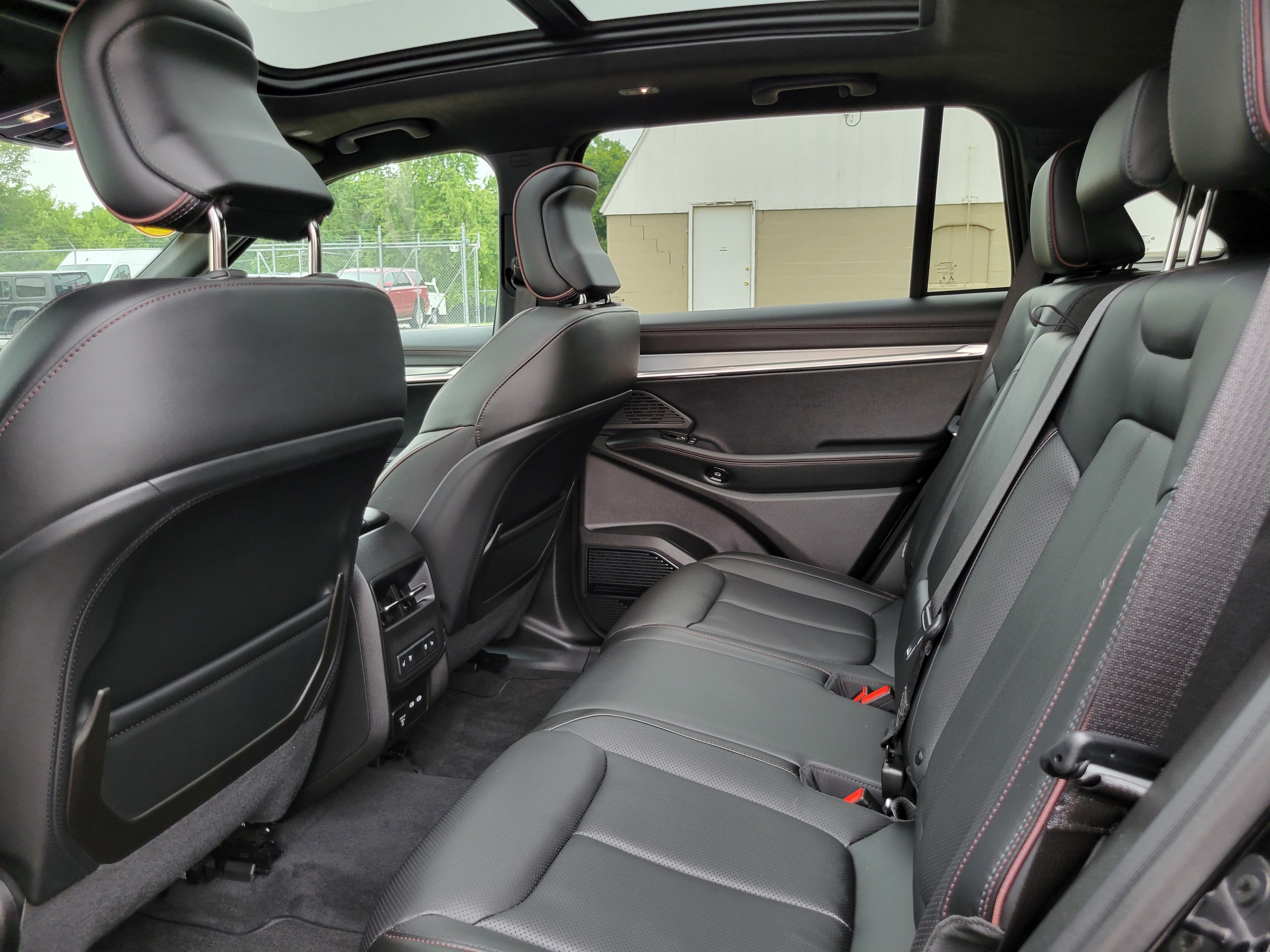 Used 2024 Jeep Wagoneer Launch Edition AWD/4WD image 17
