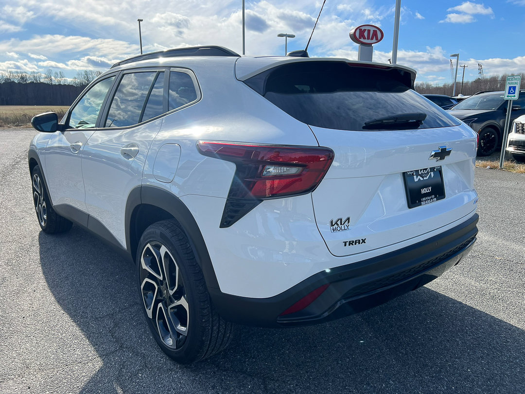 Used 2025 Chevrolet Trax RS w/ Sunroof Package image 3