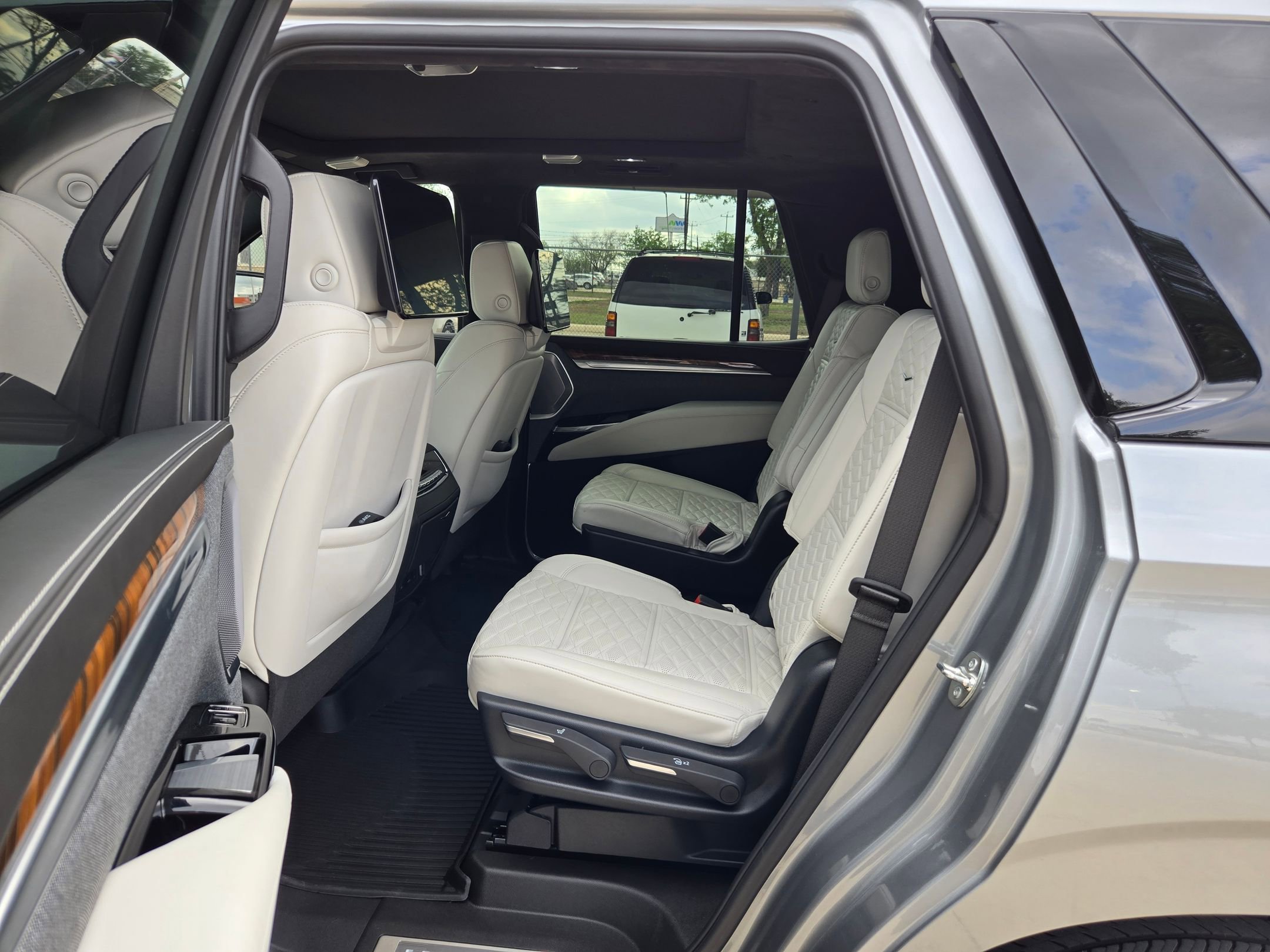 Certified 2025 Cadillac Escalade Sport Platinum w/ LPO, ONYX Package AWD/4WD image 19