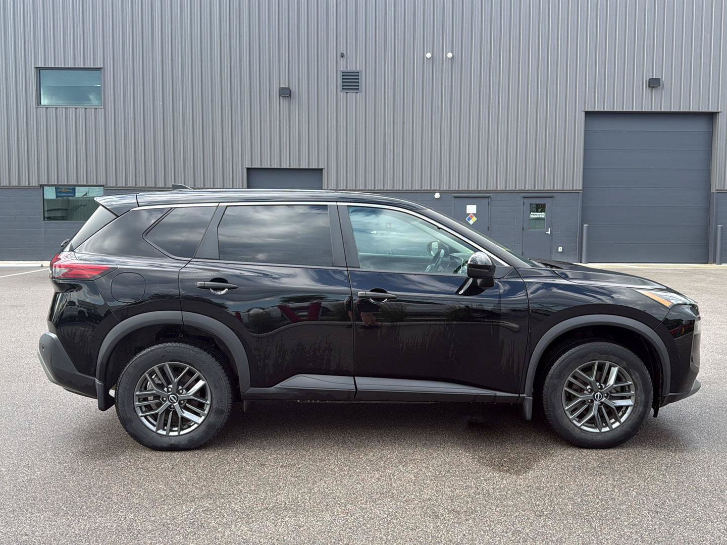 Used 2022 Nissan Rogue S FWD image 2
