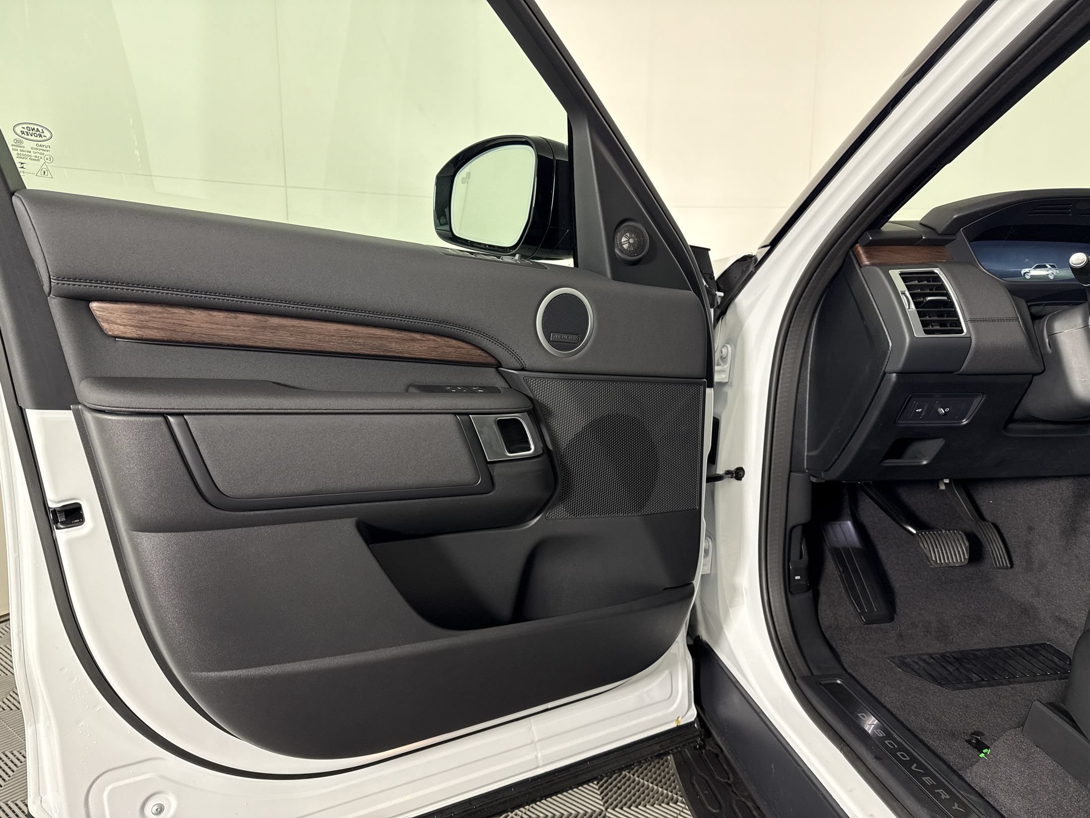 New 2026 Land Rover Discovery S AWD/4WD image 24