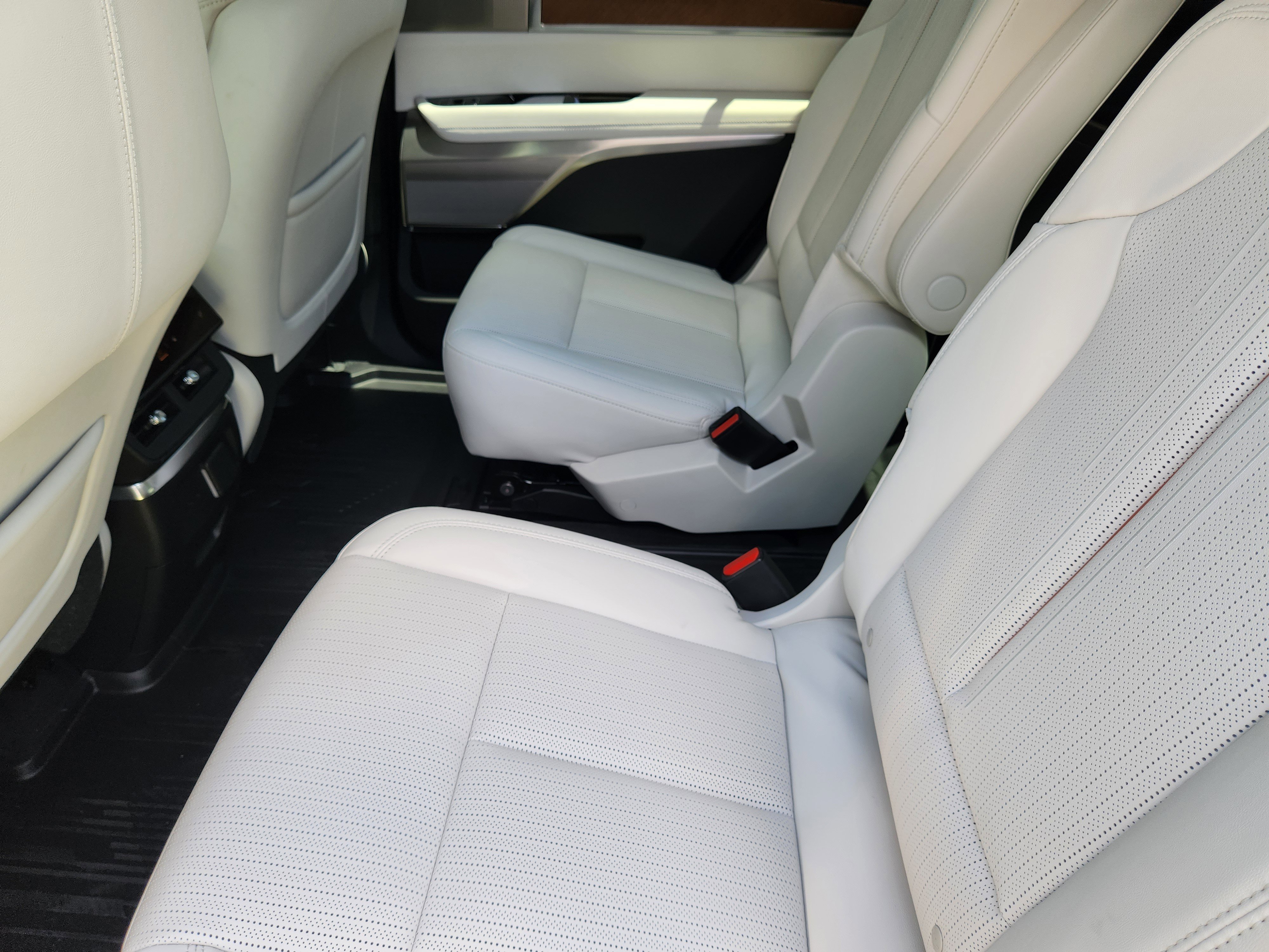 New 2026 Cadillac Vistiq Sport w/ LPO, Floor Liner Package image 21