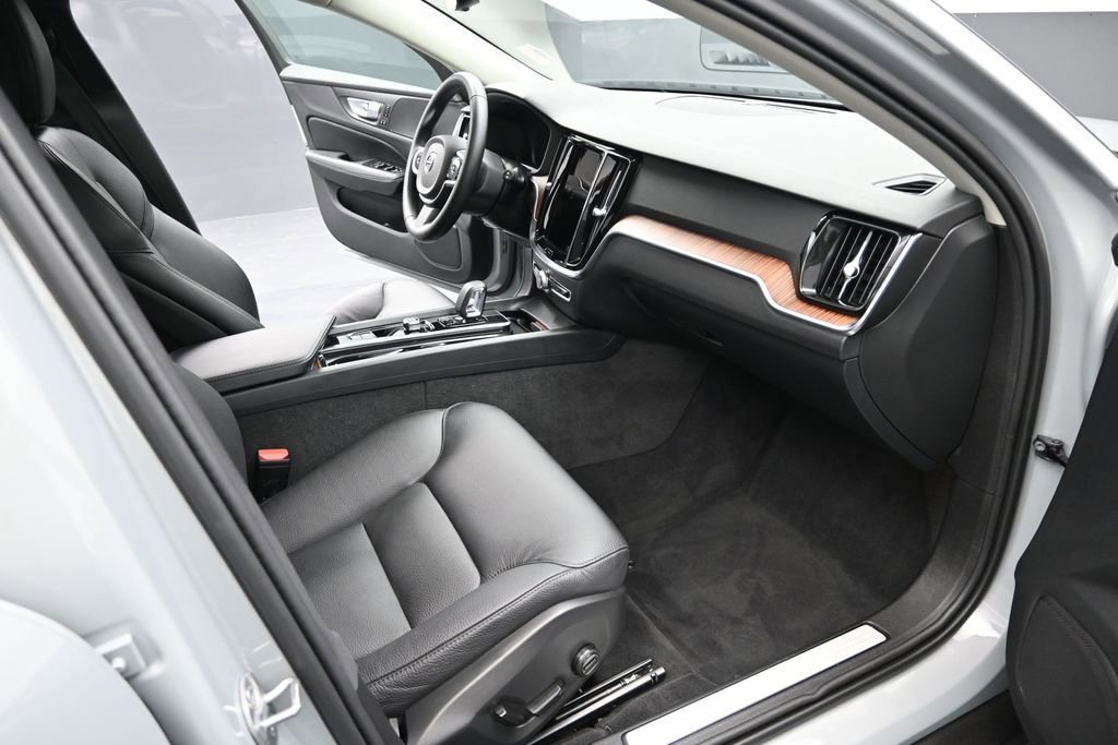 Used 2025 Volvo V60 B5 Cross Country Plus AWD/4WD image 21