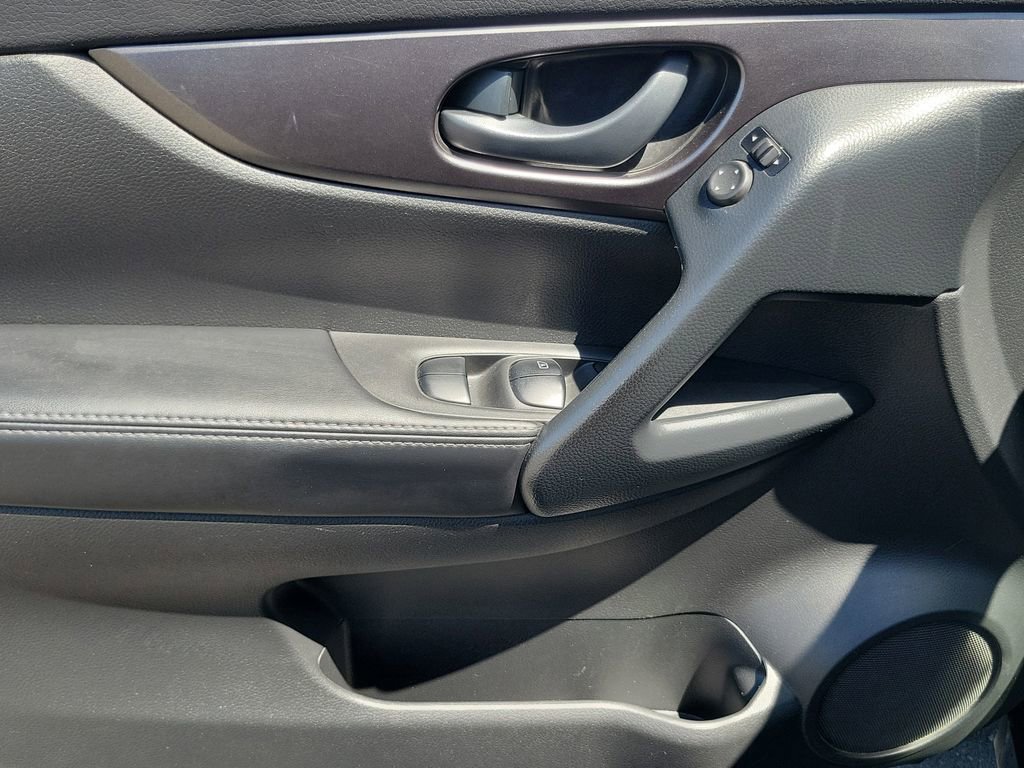 Used 2020 Nissan Rogue Sport S image 17