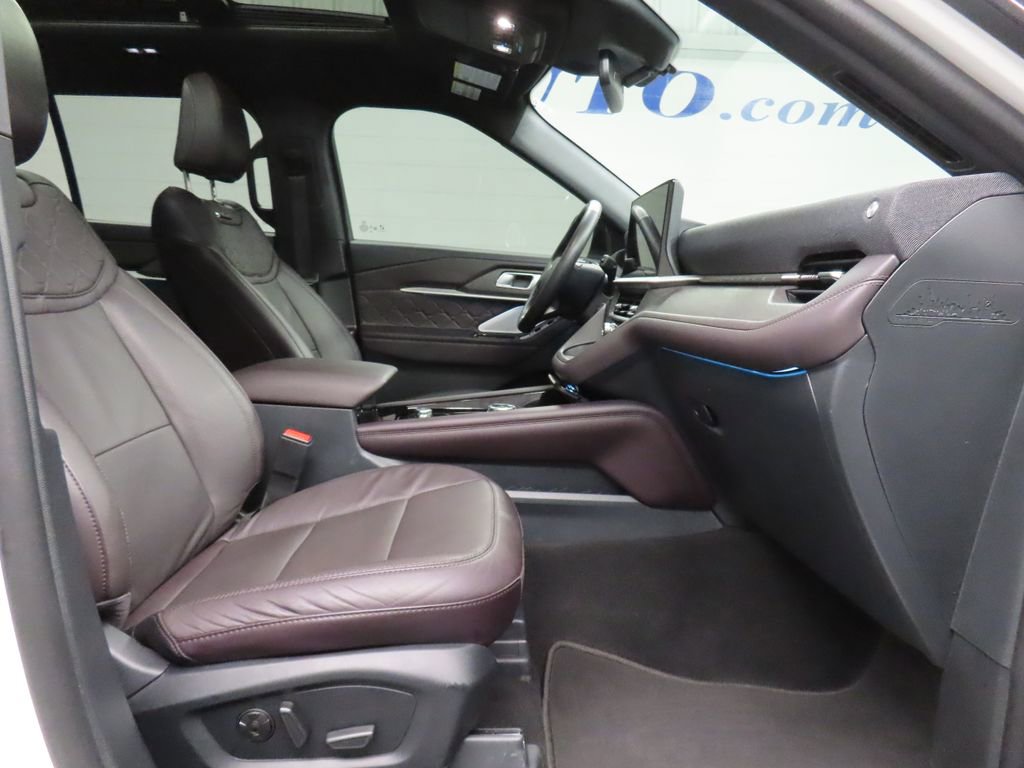 Used 2025 Ford Explorer Platinum w/ LUX Leather Package AWD/4WD image 38