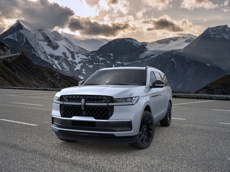 New 2026 Lincoln Navigator Reserve w/ Jet Appearance Package AWD/4WD image 2