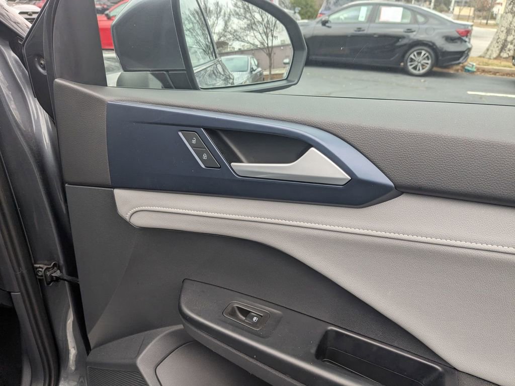 Used 2024 Volkswagen Taos SE image 32