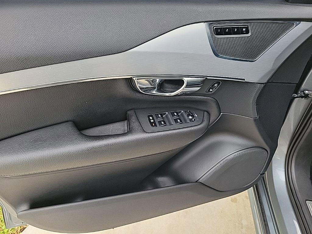 Used 2016 Volvo XC90 T6 Momentum w/ Vision Package image 15