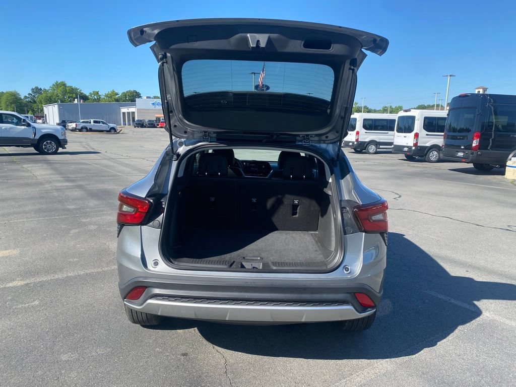 Used 2025 Chevrolet Trax LT w/ LT Convenience Package FWD image 9