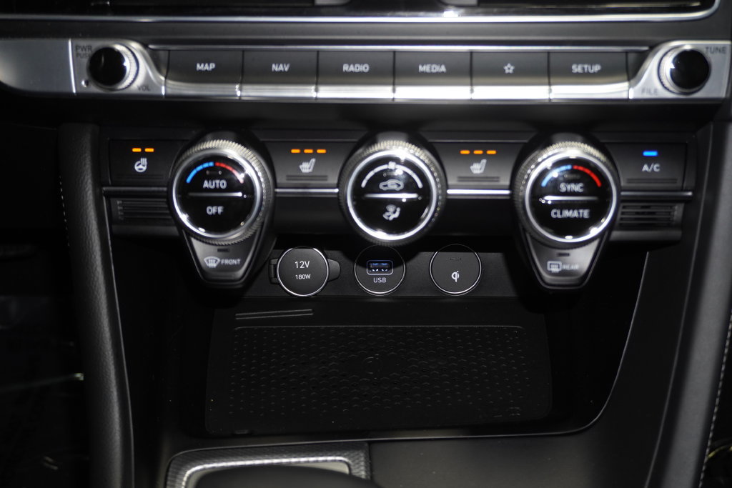 Used 2022 Genesis G70 2.0T w/ Prestige Package AWD/4WD image 18