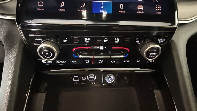 Used 2023 Jeep Grand Cherokee Overland w/ Luxury Tech Group IV AWD/4WD image 20