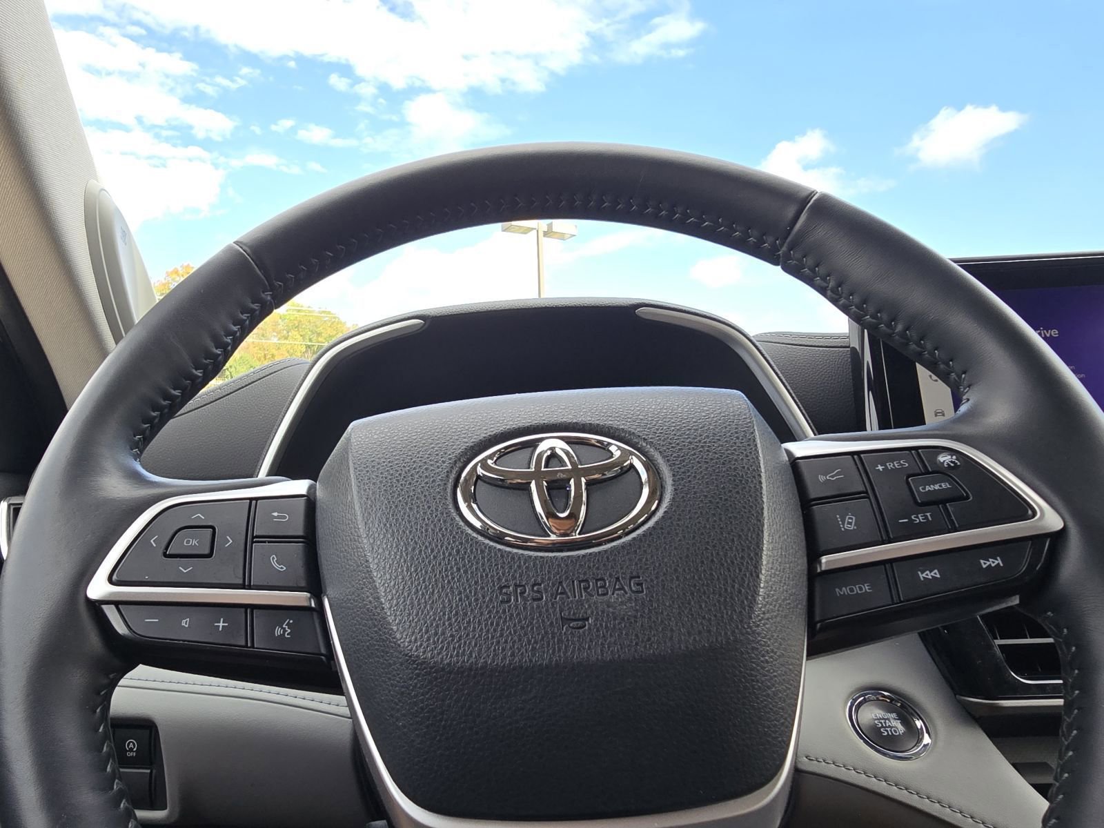 Used 2023 Toyota Highlander L image 25