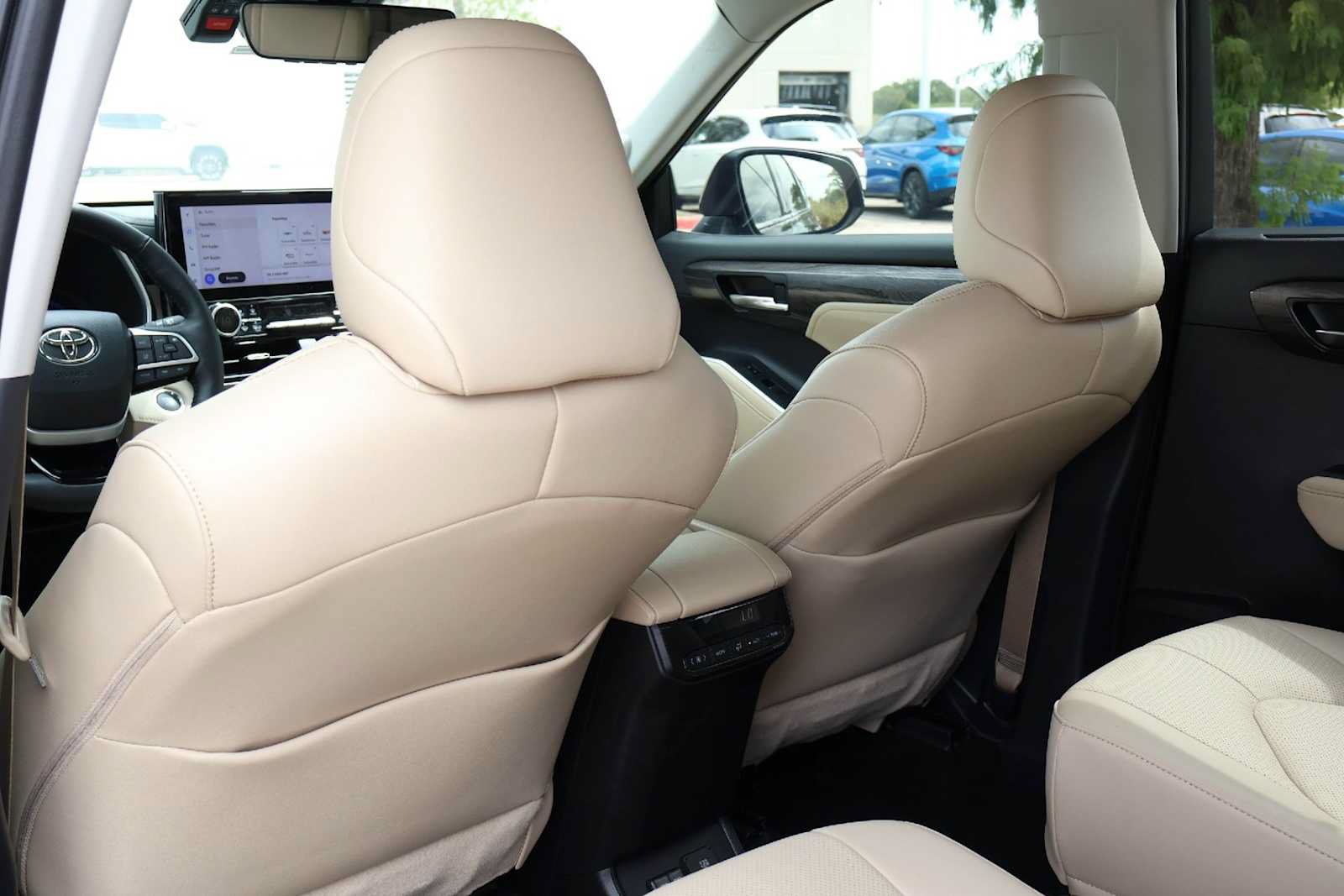 Used 2024 Toyota Highlander Limited FWD image 12