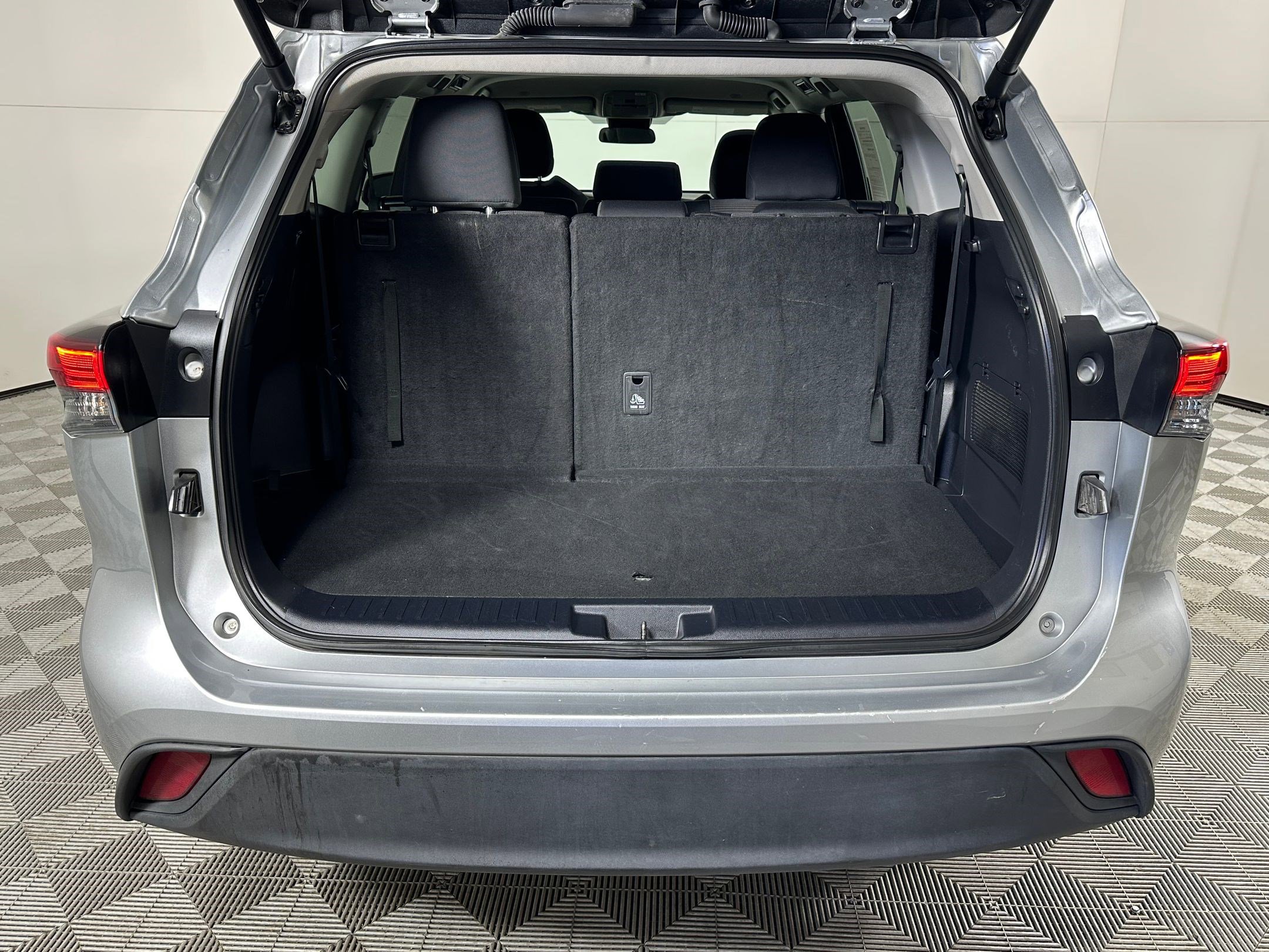 Used 2024 Toyota Highlander LE image 31