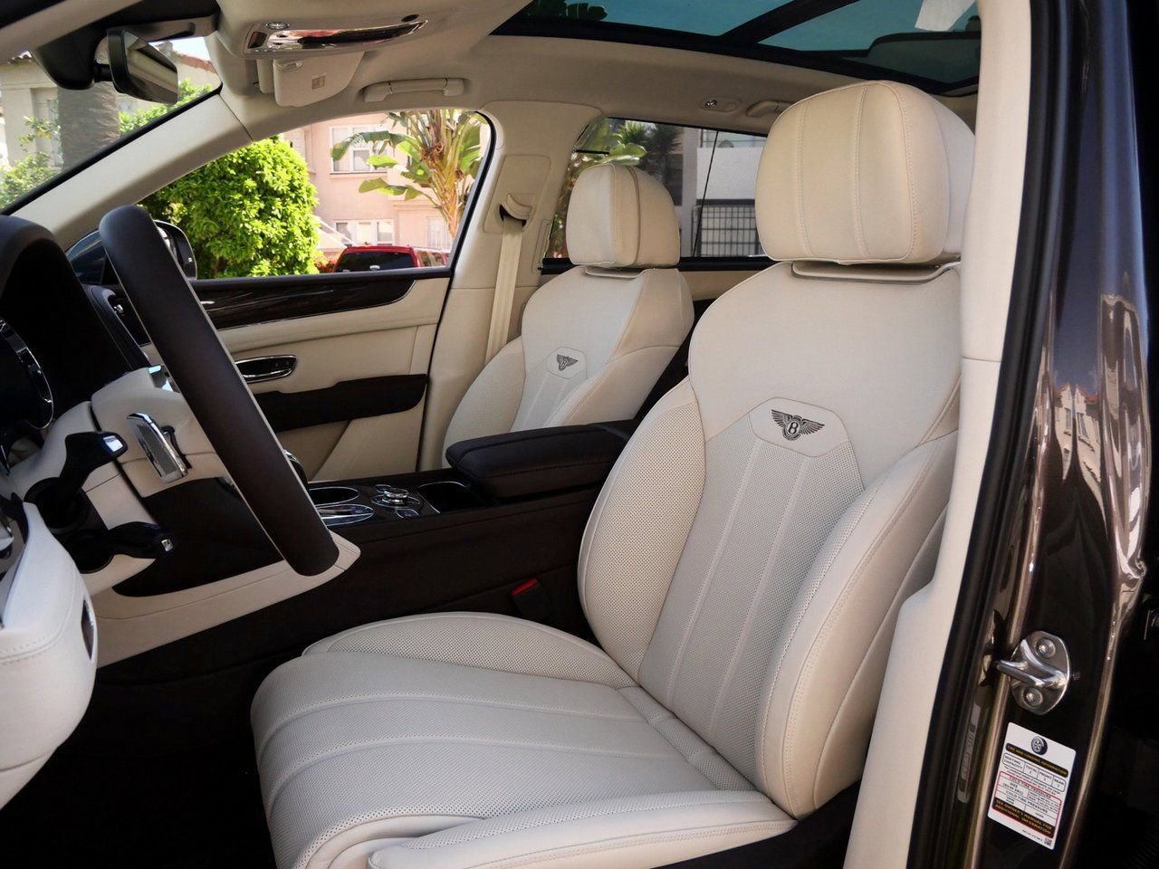 Used 2025 Bentley Bentayga Extended Wheelbase image 2