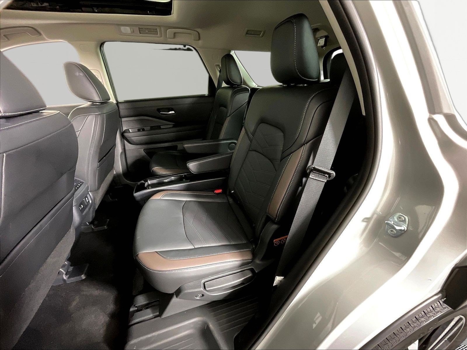 Used 2025 Nissan Pathfinder Platinum AWD/4WD image 22