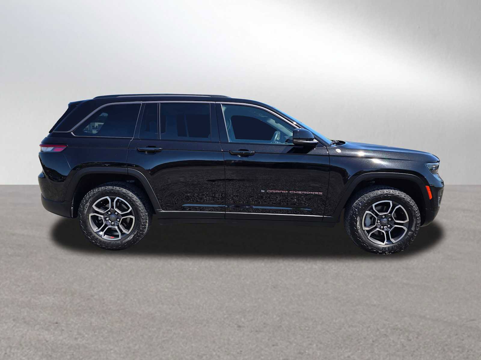 Used 2022 Jeep Grand Cherokee Trailhawk AWD/4WD image 2