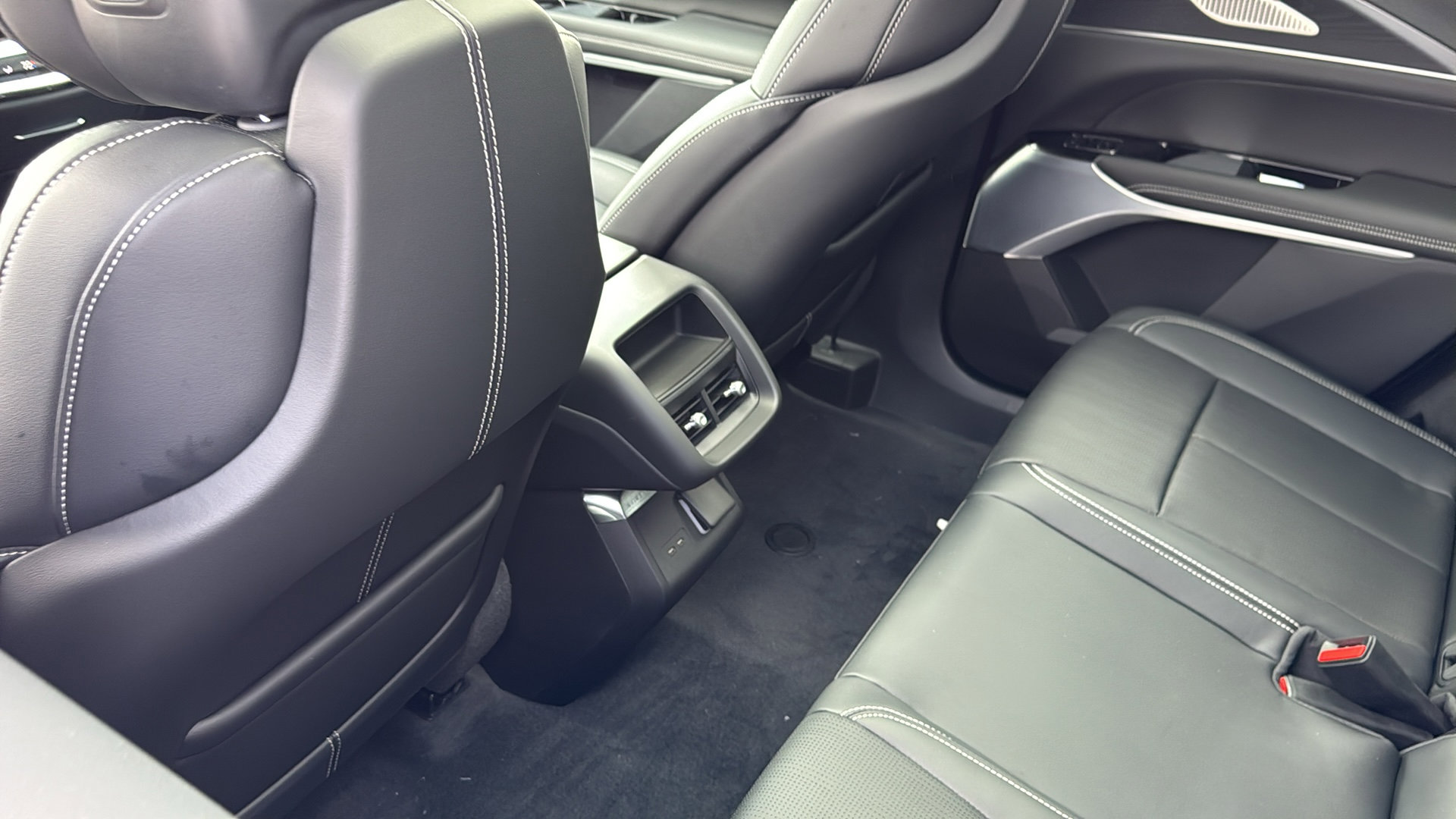 New 2026 Cadillac Lyriq Premium Luxury w/ LPO, Floor Liner Package AWD/4WD image 29