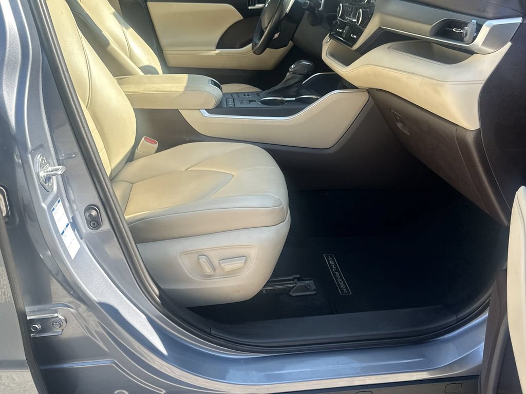 Used 2020 Toyota Highlander XLE AWD/4WD image 13