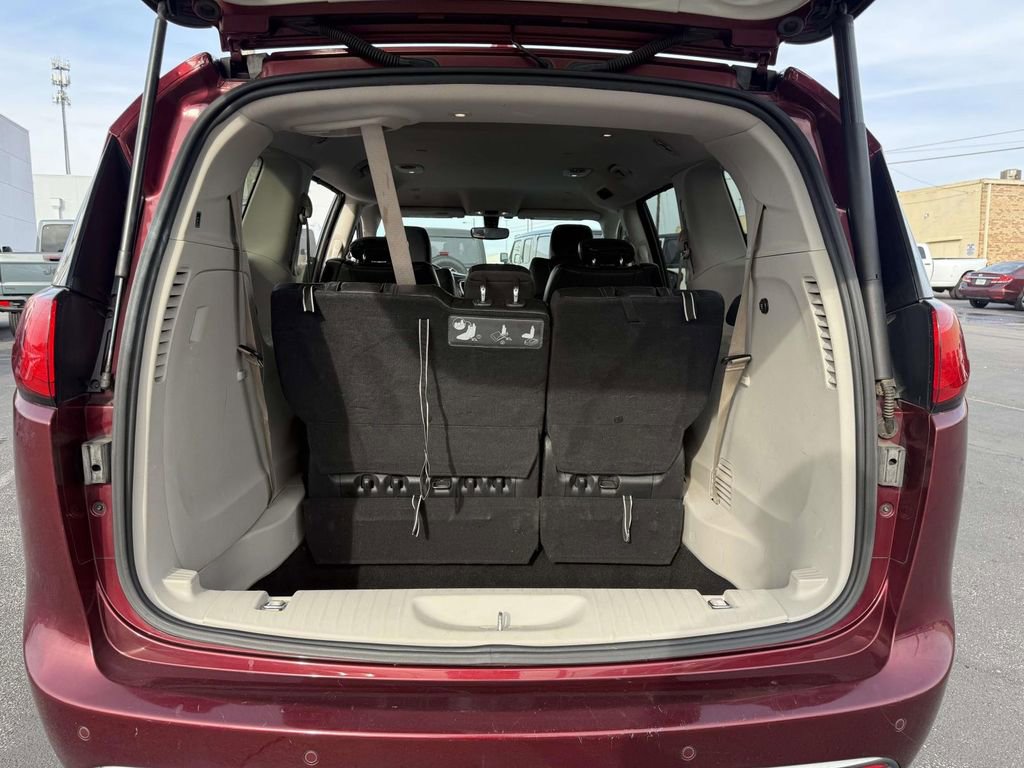 Used 2018 Chrysler Pacifica Touring-L image 10