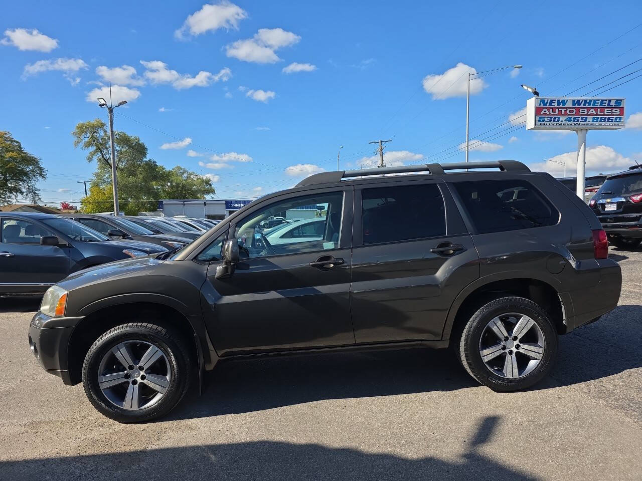 Used 2010 Mitsubishi Endeavor SE FWD image 3