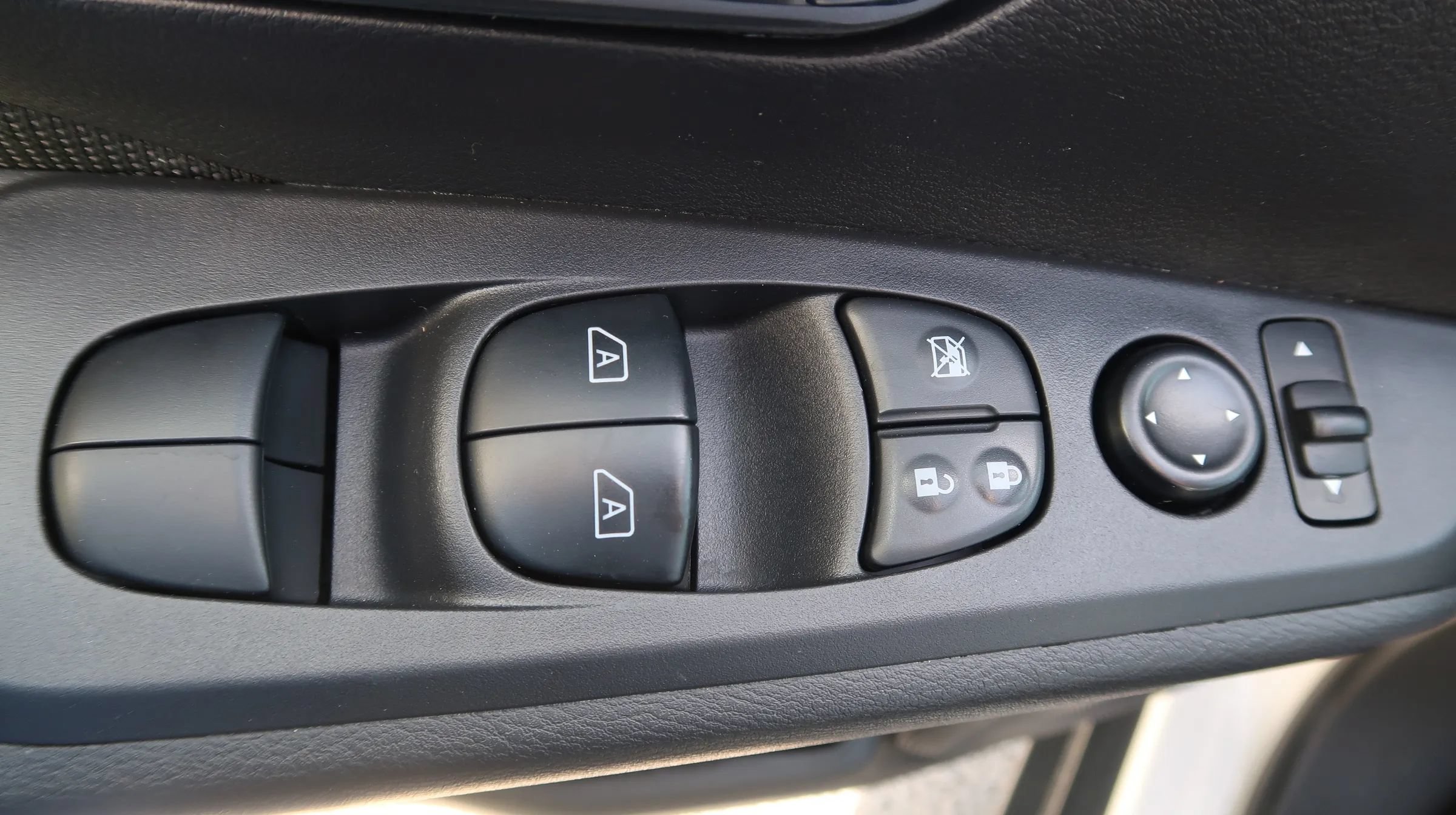 Used 2023 Nissan Kicks SV FWD image 28