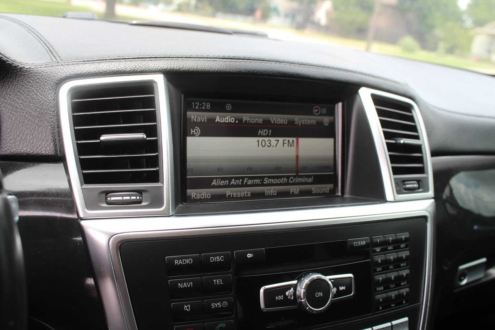 Used 2014 Mercedes-Benz GL 550 4MATIC w/ Driver Assistance Package image 14
