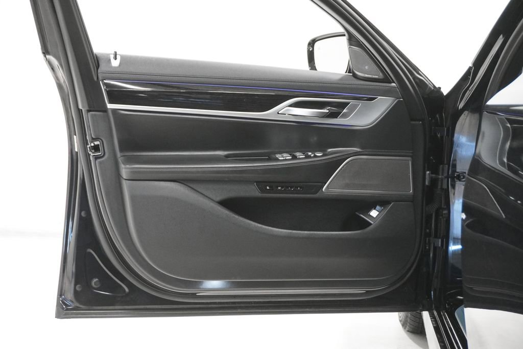 Used 2019 BMW 750i xDrive w/ M Sport Package image 9