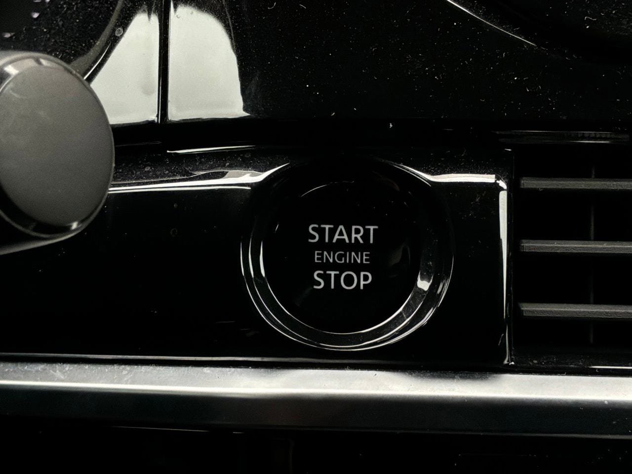 Used 2025 Nissan Pathfinder SV FWD image 31