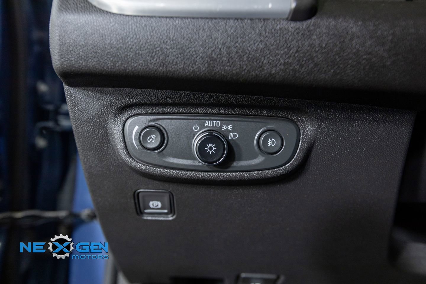 Used 2024 GMC Terrain SLT w/ Infotainment Package II FWD image 13