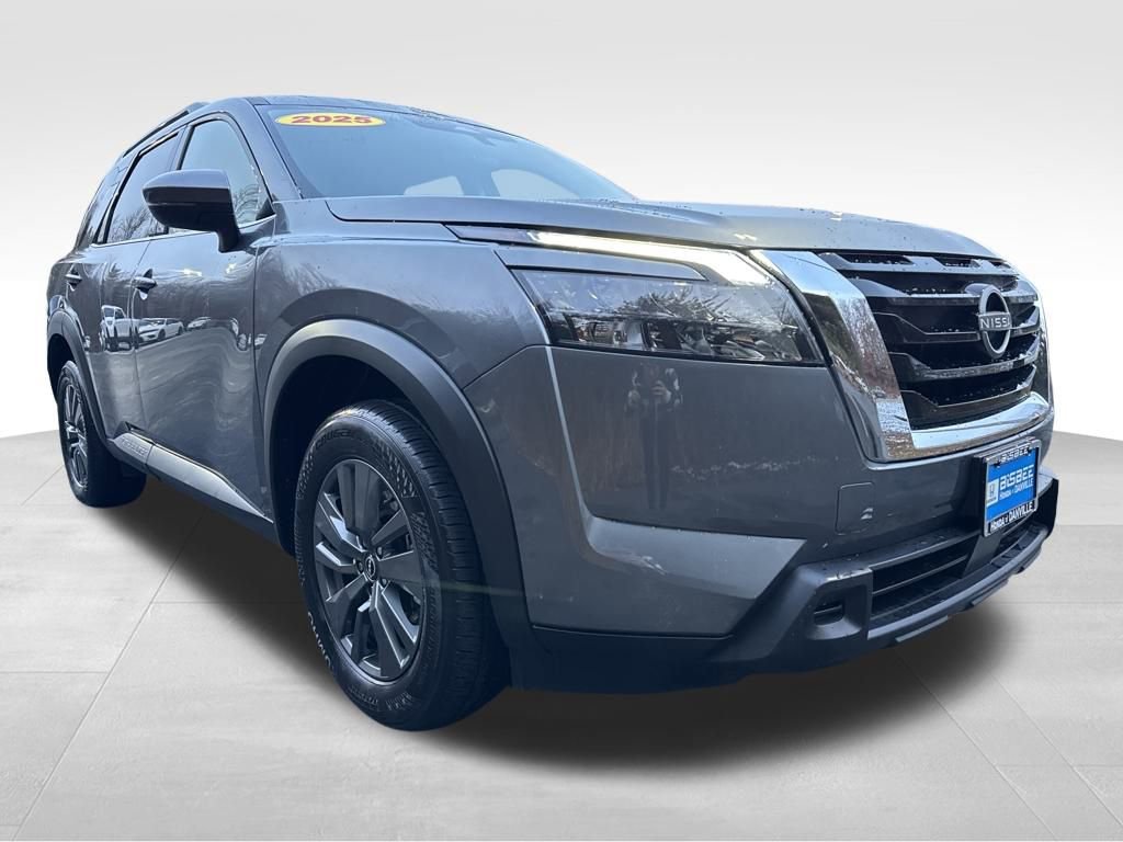 Used 2025 Nissan Pathfinder SV image 10