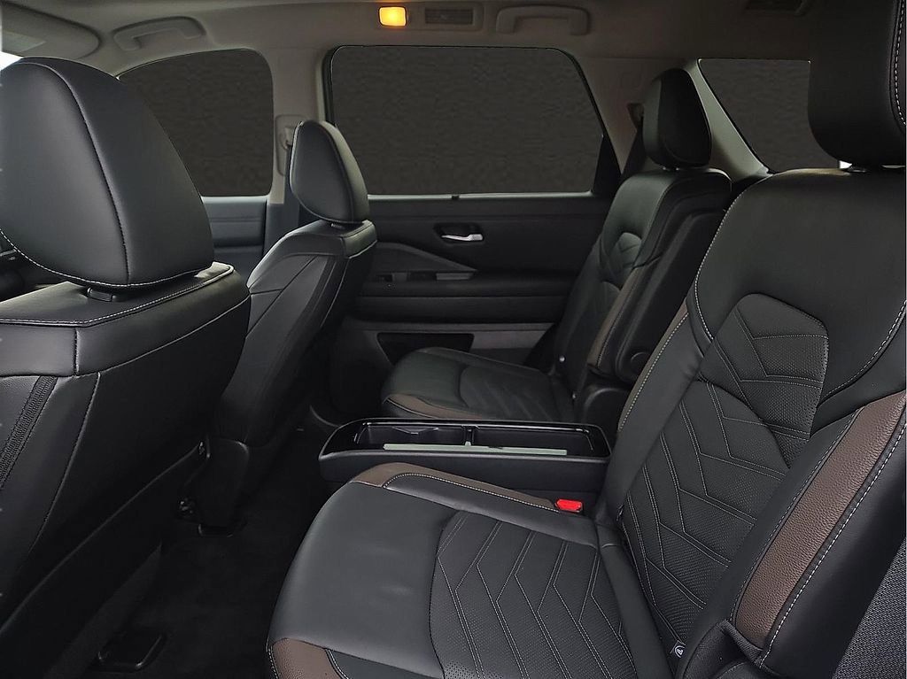 Used 2025 Nissan Pathfinder Platinum AWD/4WD image 10