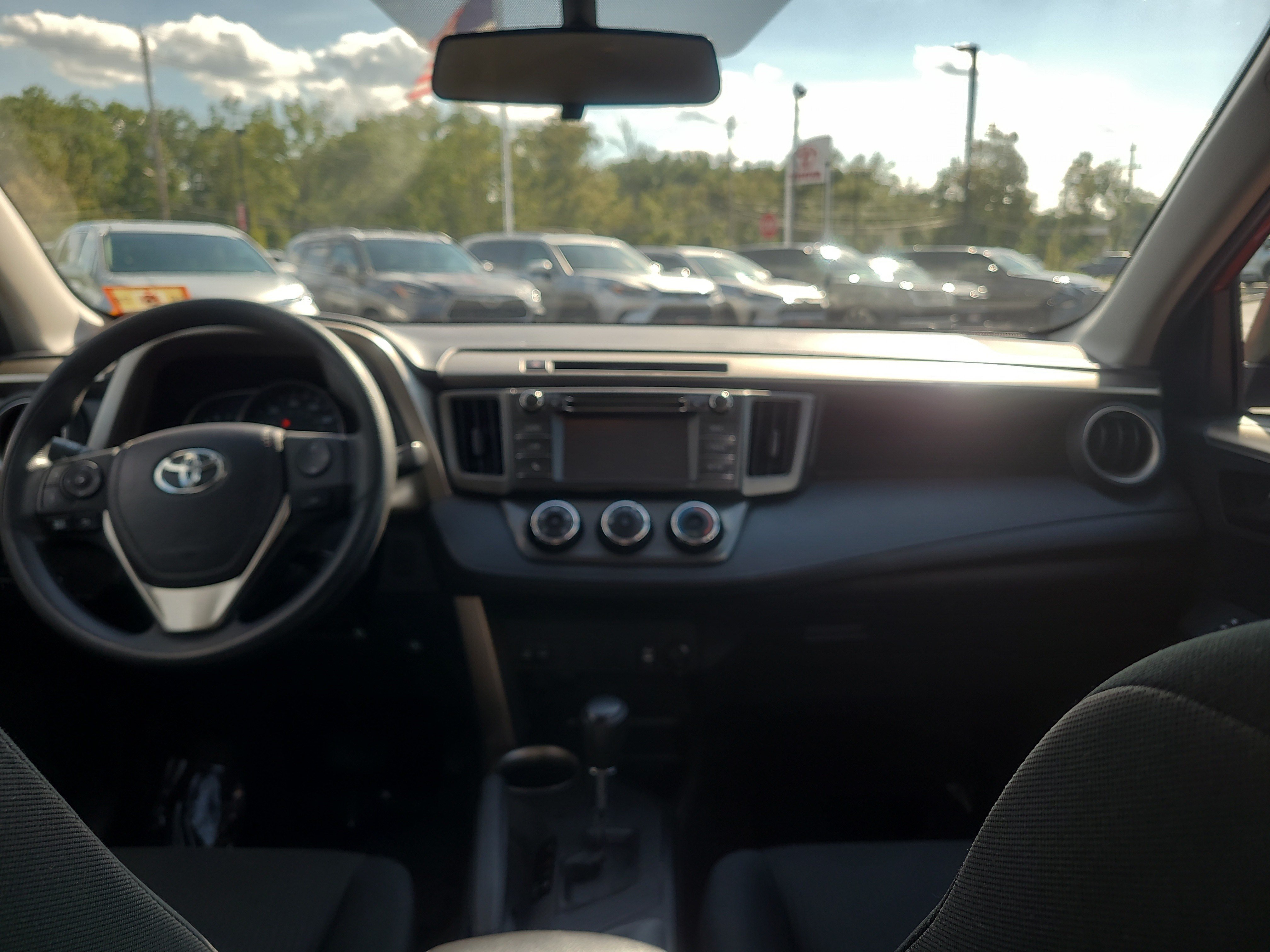 Used 2015 Toyota RAV4 LE AWD/4WD image 18