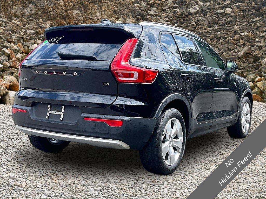 Used 2021 Volvo XC40 T4 Momentum FWD image 2