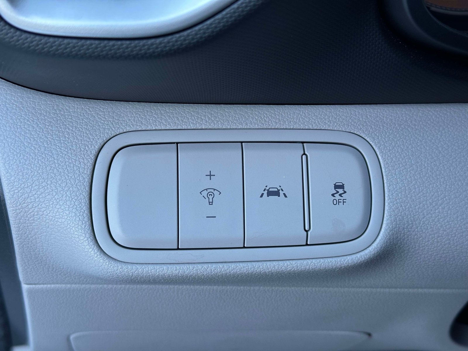 Used 2022 Hyundai Venue SEL w/ Cargo Package image 18