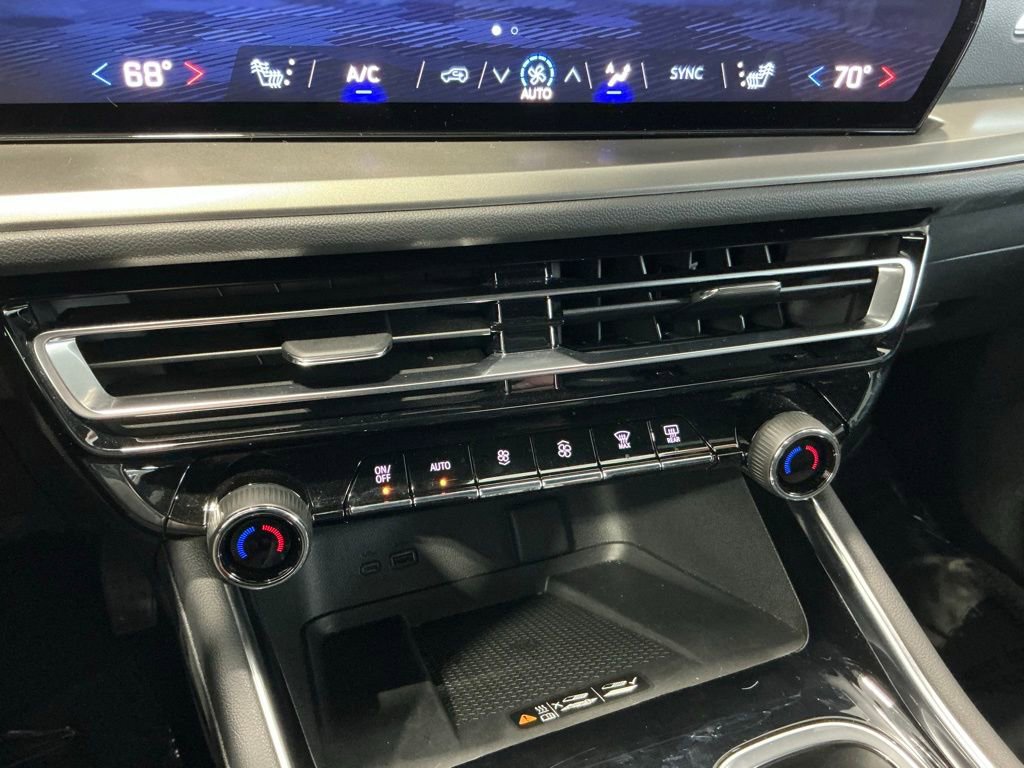 Used 2024 Chevrolet Traverse LT image 13