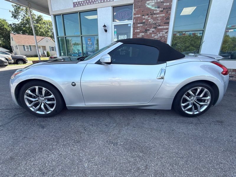 Used 2010 Nissan 370Z Touring RWD image 11